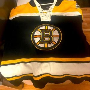 Men Boston Bruins jersey style sweatshirt. No name/number. Smoke free home.